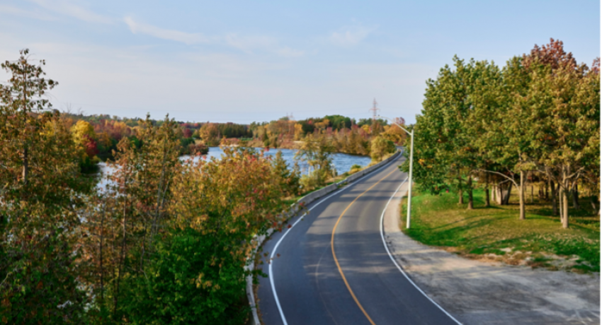 Route au bord du lac à l'automne en Ontario